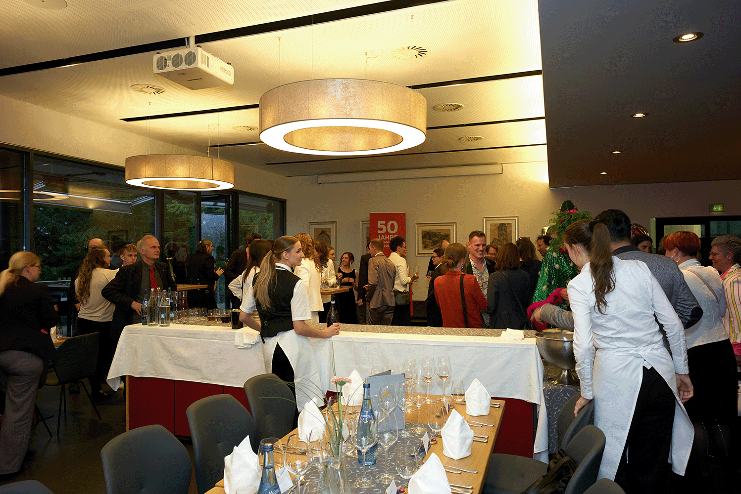 Festsaal mit mehreren Personen