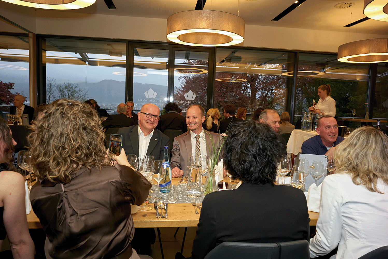 Personen sitzen an einem Tisch