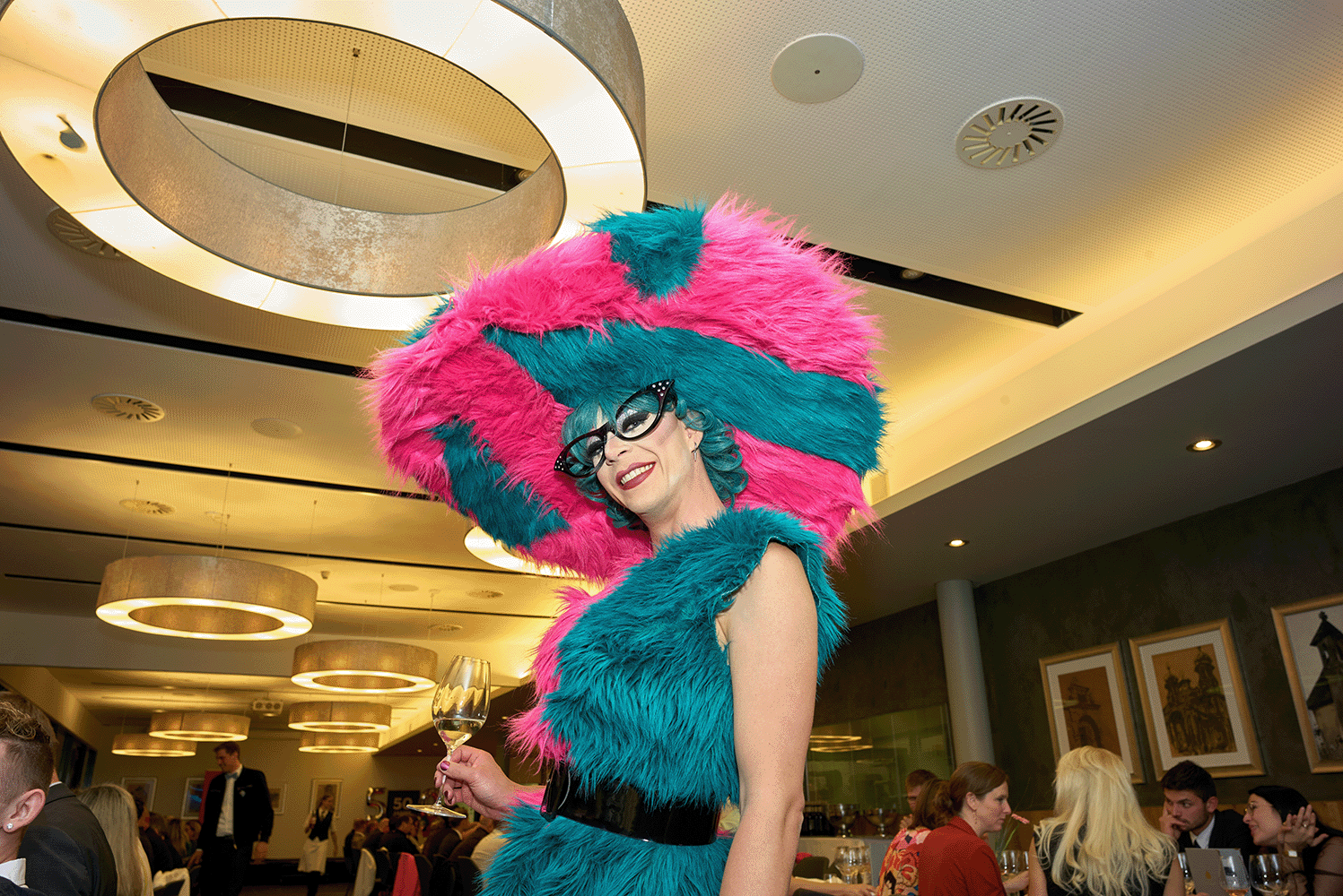 Dragqueen posiert vor der Kamera