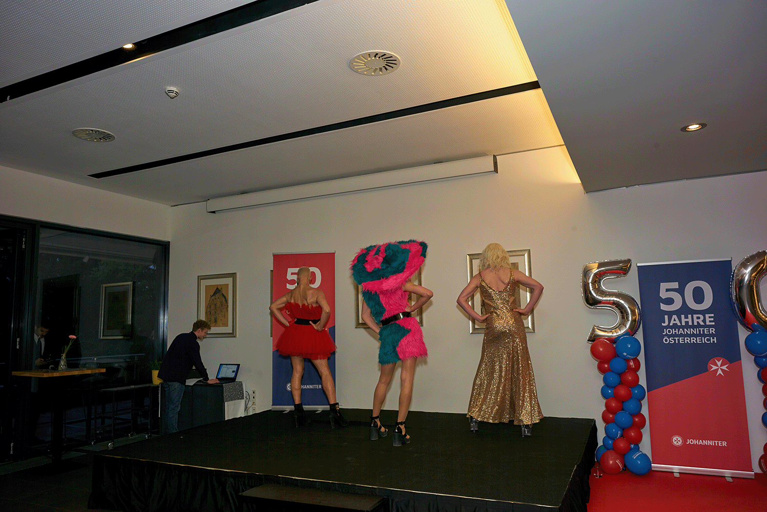 3 Dragqueen stehen auf der Bühne