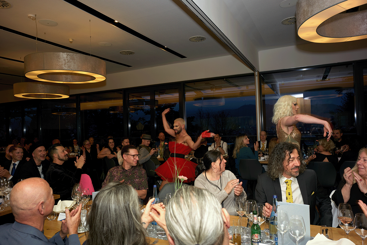 Dragqueens tanzen um die Tische