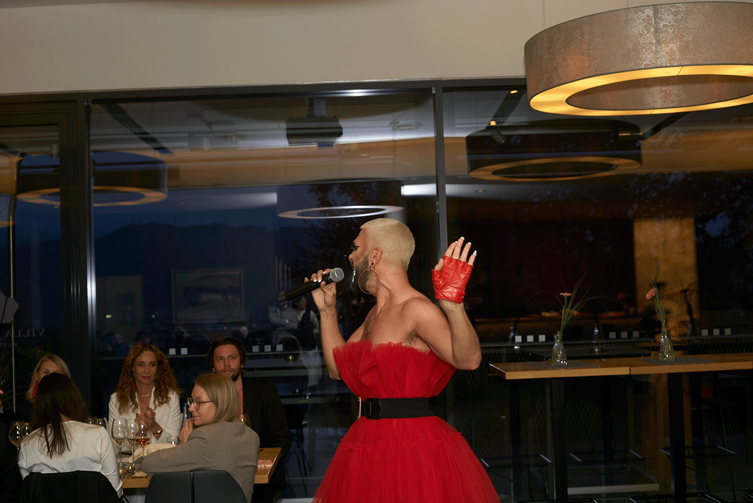 Dragqueen singt