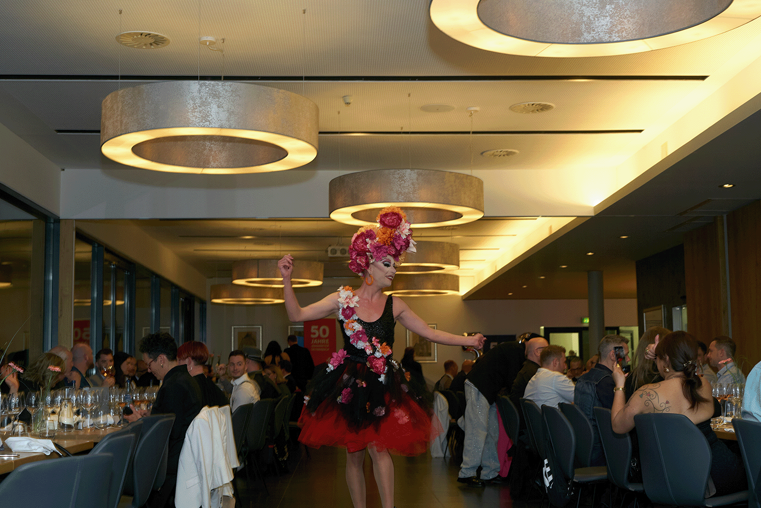 Dragqueen tanzt zwischen den Tischen