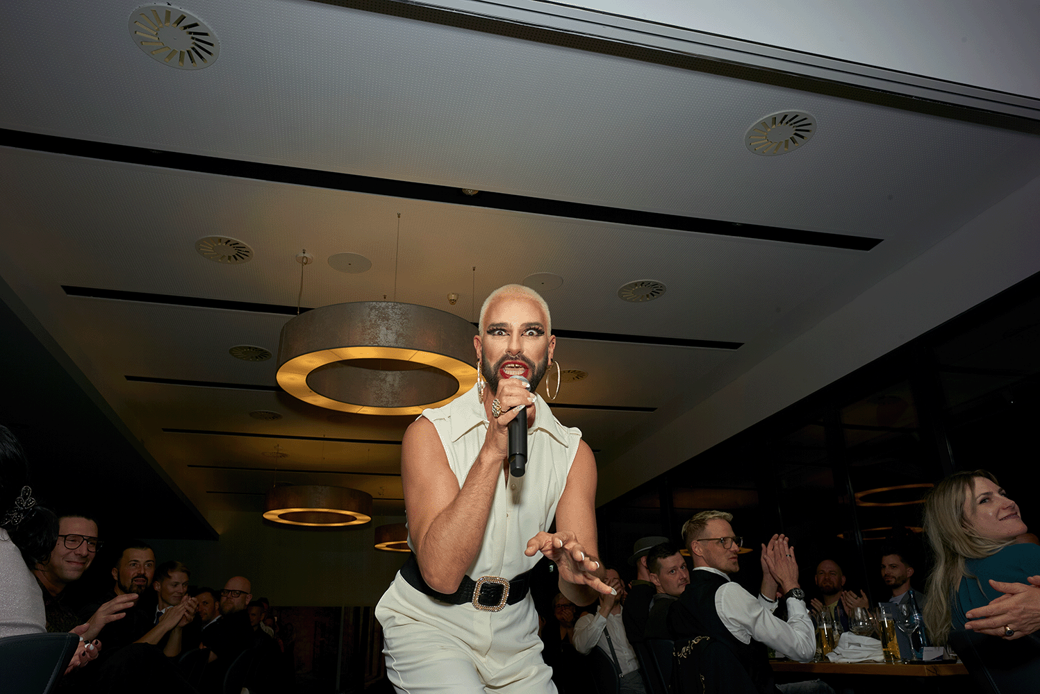 Dragqueen singt in die Kamera