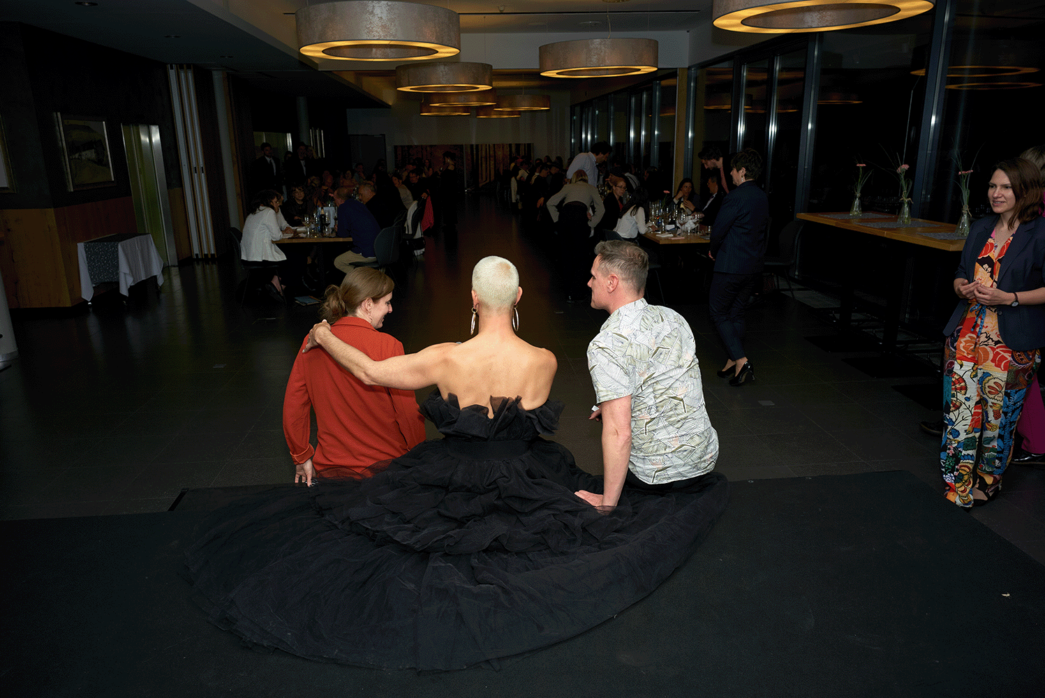 Personen stehen auf der Bühne