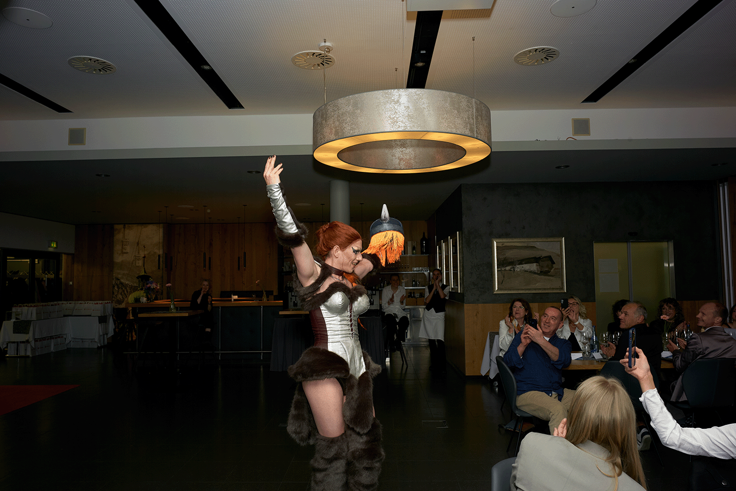 Dragqueen tanzt und Personen filmen die Show