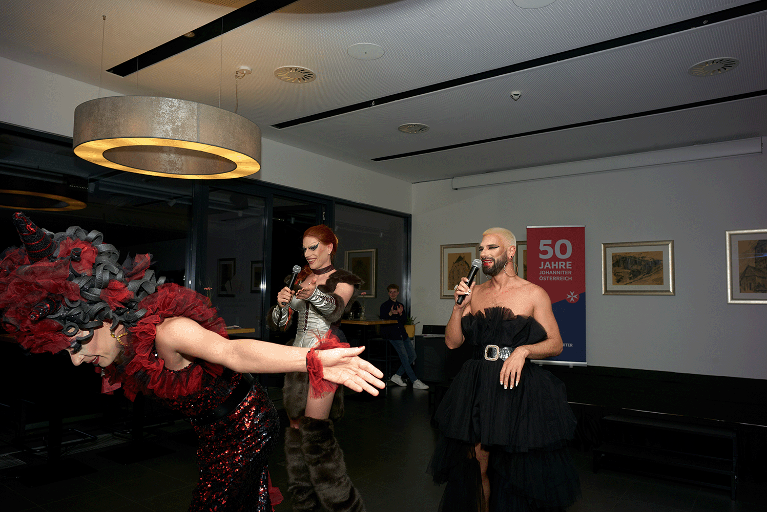 Dragqueens verbeugen sich auf der Bühne