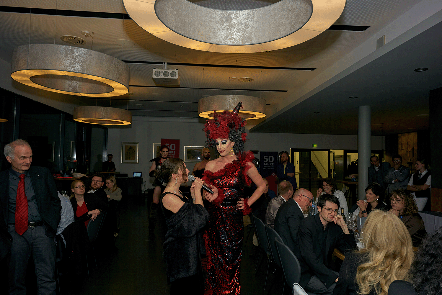 Dragqueen steht in der Menge und posiert