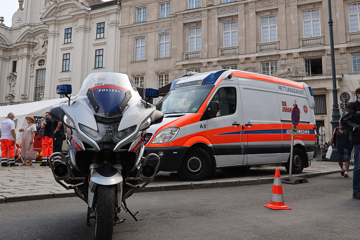 Rettungswagen Johanniter und Moped