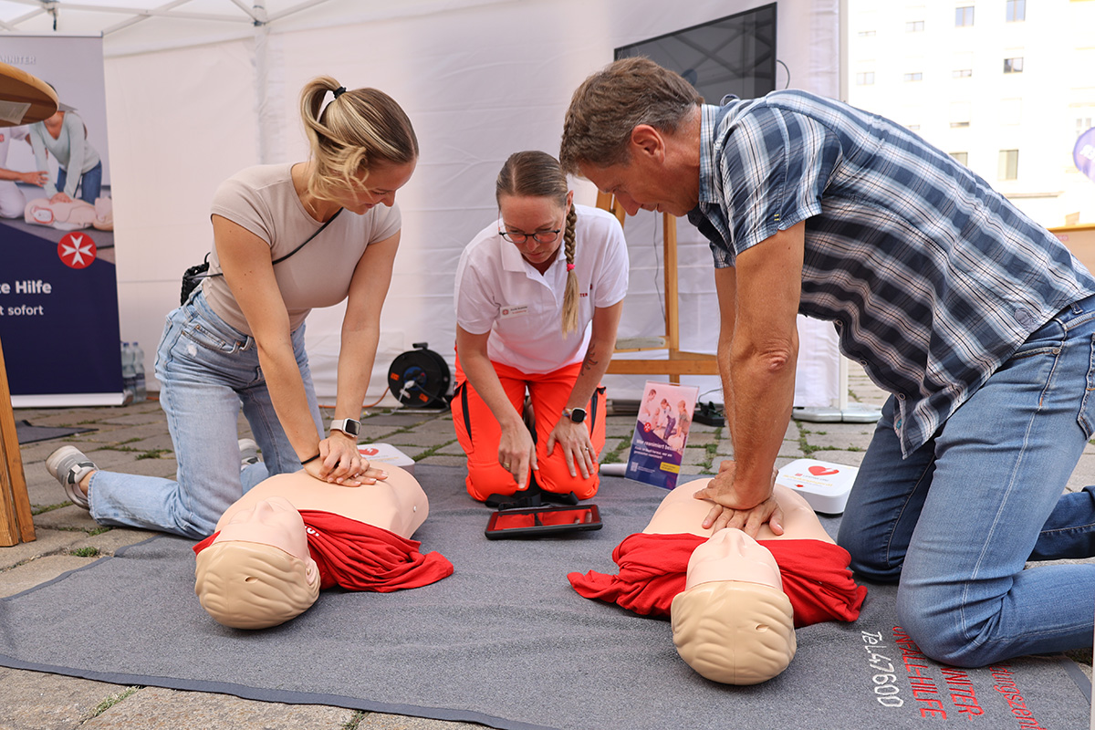 2 Personen reanmieren auf einer Puppe