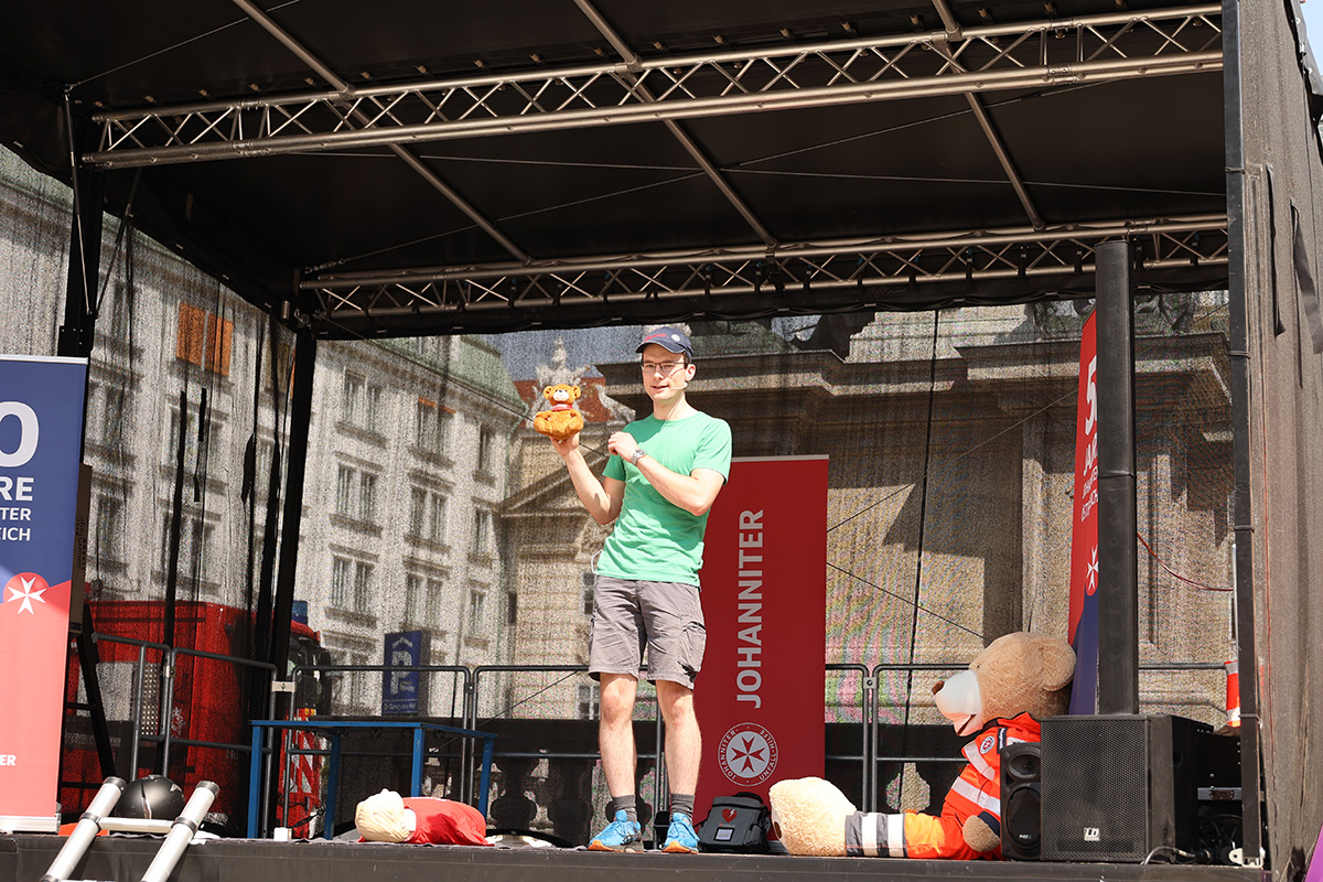 Eine Person steht auf der Bühne 