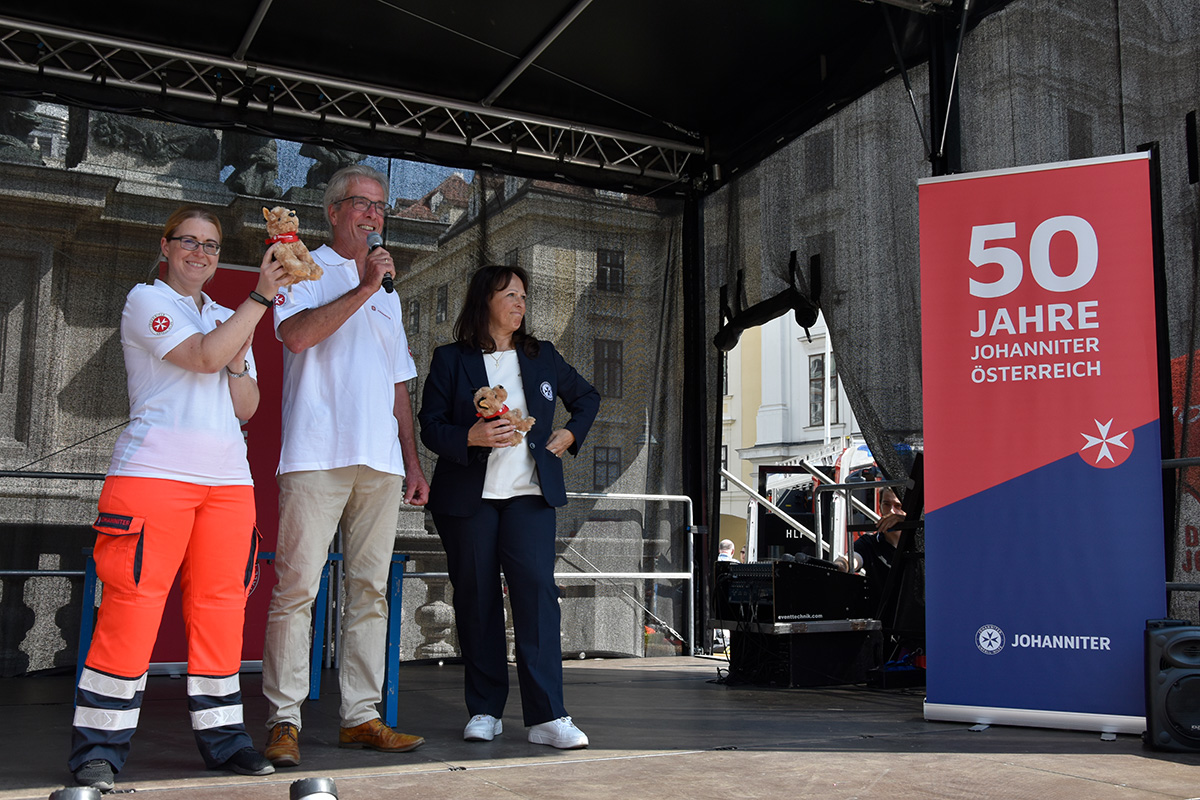 Auf der Bühne Präsident Johannes Bucher, Bundesgeschäftsführerin Petra Grell-Kunzinger und Geschäftsführerin Karin Zeiler-Fidler 