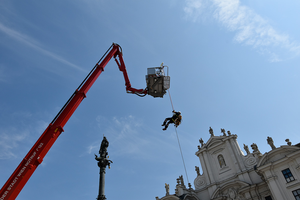 Sanitäter wird von einem Kran abgeseilt