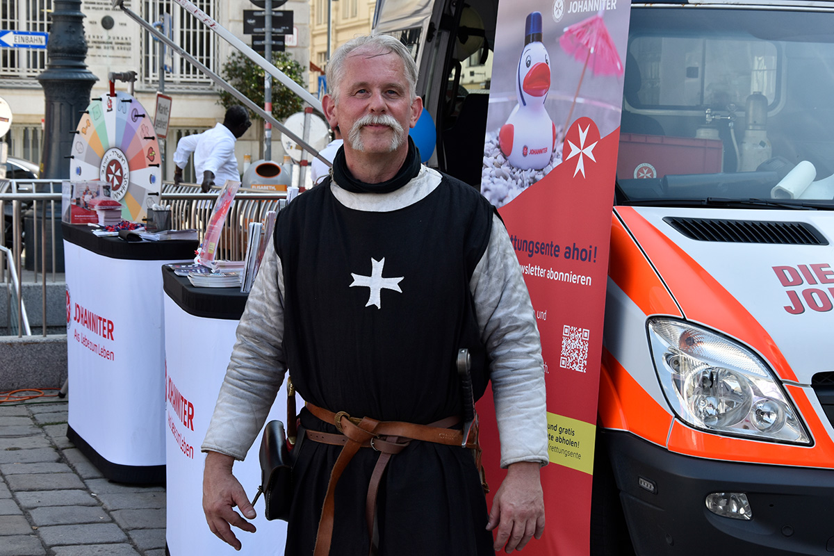 Priester und Rettungswagen