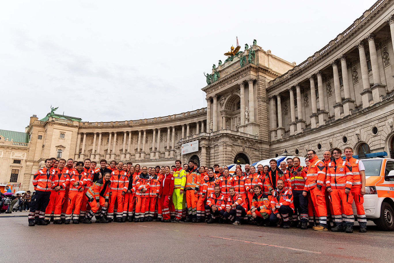 Gruppenfoto der Sanitäter:innen vor der Nationalbibliothek