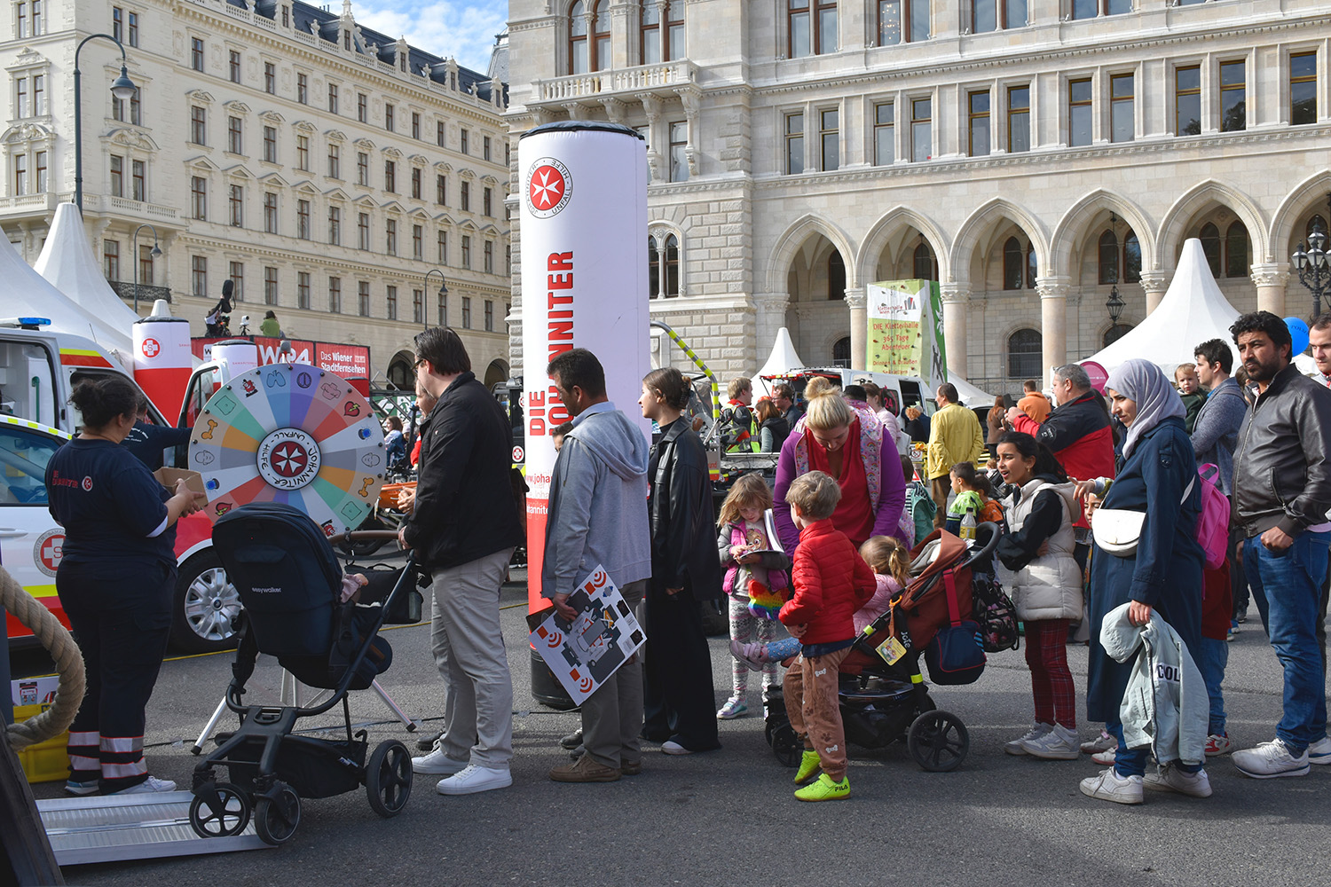 Leute stehen für das Glücksrad an.